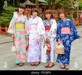 Kyoto Japan - Juli 23,2013 vier junge Frauen dressing traditionellen Kimono japanische Stockfoto