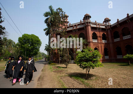 Eine Gruppe von Absolventen sammeln während der 46. Versammlung der Studenten von der Universität von Dhaka. Dhaka, Bangladesch. Stockfoto