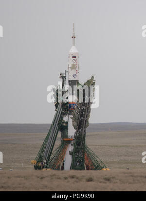 Die Sojus MS-09 Rakete wird gesehen, wie die Gantry Arme senken sich vor dem Start, Mittwoch, 6. Juni 2018 Auf dem Kosmodrom Baikonur in Kasachstan. Expedition 56 Sojus Commander Sergey Prokopyev von Roskosmos, Flugingenieur Serena Auñón - Kanzler der NASA, und Flugingenieur Alexander Gerst der ESA (European Space Agency) werden die nächsten sechs Monate Leben und Arbeiten an Bord der Internationalen Raumstation. Stockfoto