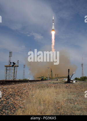 Die Sojus MS-09 Rakete ist mit Expedition 56 Sojus Commander Sergey Prokopyev von Roskosmos, Flugingenieur Serena Auñón - Kanzler der NASA, und Flugingenieur Alexander Gerst der ESA (European Space Agency), Mittwoch, 6. Juni 2018 Auf dem Kosmodrom Baikonur in Kasachstan aus gestartet. Prokopyev, Auñón - Kanzler, und Gerst werden die nächsten sechs Monate Leben und Arbeiten an Bord der Internationalen Raumstation. Stockfoto