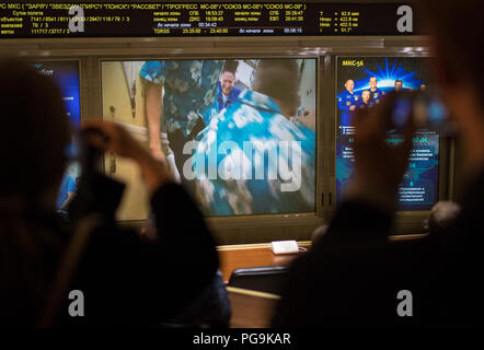 Expedition 56 Bordingenieur Serena Auñón - Kanzler der NASA zu sehen ist, nachdem die Luken zwischen der Sojus MS-09 Satelliten und die Internationale Raumstation auf Bildschirmen an der Moskauer Mission Control Center in Korolev geöffnet wurden, Russland wenige Stunden nach der Sojus MS-09 Andocken an die Internationale Raumstation am Freitag, 8. Juni 2018. Luken wurden bei 11 geöffnet: 17 Uhr EST (6:17:00 Uhr Moskauer Zeit) und Auñón - Bundeskanzler, Alexander Gerst der ESA (European Space Agency) und Sergey Prokopyev von roskosmos joined Expedition 56 Commander Drew Feustel der NASA, Ricky Arnold der NASA, und Oleg Artemyev von Rosco Stockfoto