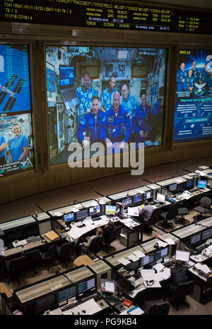 Expedition 56 Flugingenieure Sergey Prokopyev von Roskosmos, unten links, Alexander Gerst der ESA (European Space Agency), unten Mitte und Serena Auñón - Kanzler der NASA, unten rechts, werden gesehen, mit bordingenieur Oleg Artemyev von Roskosmos, oben links, Commander Drew Feustel der NASA, oben Mitte, und Flugingenieur Ricky Arnold von NASA, Oben rechts, werden auf einem Monitor zu sehen, wie Sie mit Familie und Freunden am Moskauer Mission Control Center in Koroljow, Russland wenige Stunden nach der Sojus MS-09 zur Internationalen Raumstation angedockt am Freitag, 8. Juni 2018 sprechen. Luken wurden bei 11 geöffnet: Stockfoto