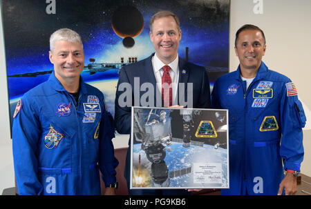 NASA-Administrator Jim Bridenstine, Mitte, erfüllt mit Expedition 54 NASA-Astronauten Mark Vande Hei, Links, und Joe Acaba während ihrer Expedition 54 nach dem Flug, Mittwoch, Juni 13, 2018 bei der NASA Hauptquartier in Washington. Stockfoto