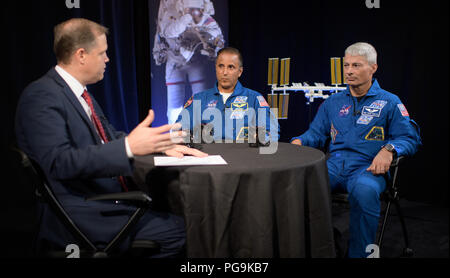 NASA-Administrator Jim Bridenstine, Links, trifft sich mit Expedition 54 NASA-Astronauten Joe Acaba, Mitte, und Mark Vande Hei während ihrer Expedition 54 nach dem Flug, Mittwoch, Juni 13, 2018 bei der NASA Hauptquartier in Washington. Stockfoto