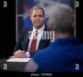 NASA-Administrator Jim Bridenstine wird gesehen, wie er mit Expedition 54 NASA-Astronauten Joe Acaba und Mark Vande Hei während ihrer Expedition 54 nach dem Flug, Mittwoch, Juni 13, 2018 bei der NASA Hauptquartier in Washington. Stockfoto