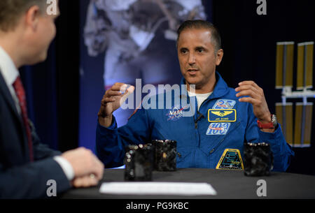 NASA-Administrator Jim Bridenstine, Links, trifft sich mit Expedition 54 NASA-Astronauten Joe Acaba, rechts, und Mark Vande Hei, weg von der Kamera, während ihrer Expedition 54 nach dem Flug, Mittwoch, Juni 13, 2018 bei der NASA Hauptquartier in Washington. Stockfoto