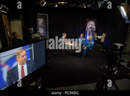 NASA-Administrator Jim Bridenstine, Links, trifft sich mit Expedition 54 NASA-Astronauten Joe Acaba, Mitte, und Mark Vande Hei während ihrer Expedition 54 nach dem Flug, Mittwoch, Juni 13, 2018 bei der NASA Hauptquartier in Washington. Stockfoto