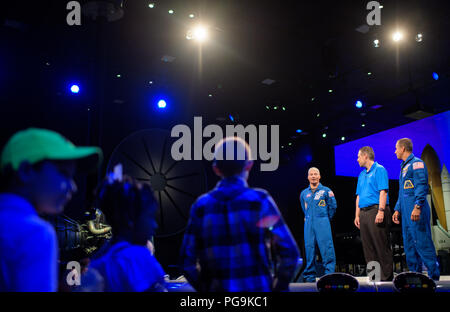 Die NASA-Astronauten Mark Vande Hei, Links, und Joe Acaba rechts, Publikum fragen mit dem Smithsonian Marty Kelsey, Mitte, während "Was ist neu in der Luft- und Raumfahrt", Donnerstag, 14. Juni 2018 an die Smithsonian National Air und Space Museum in Washington beantworten. Acaba und Vande Hei beantwortet Fragen aus dem Publikum und sprach über ihre Erfahrungen an Bord der Internationalen Raumstation für 168 Tage als Teil der Expedition 53 und 54. Stockfoto