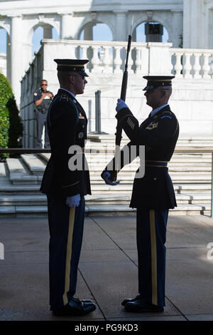 Die NASA-Astronauten Mark Vande Hei und Joe Acaba besuchen die Wachablösung am Grab des Unbekannten Soldaten, Freitag, Juni 15, 2018 Auf dem Arlington National Cemetery in Arlington, Virginia. Stockfoto