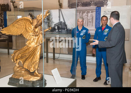 Die NASA-Astronauten Mark Vande Hei, Links, und Joe Acaba, Center, Tour das Museum am Grab des Unbekannten, Freitag, Juni 15, 2018 Auf dem Arlington National Cemetery in Arlington, Virginia. Stockfoto