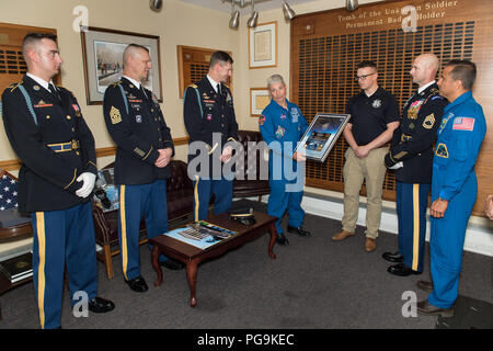 Die NASA-Astronauten Mark Vande Hei, Mitte, und Joe Acaba, rechts, vorhanden Oberstleutnant Jeffery Todd Burroughs, Bataillonskommandeur, Alte Garde, und andere aus der Ehrengarde mit Ihren patch, an Bord der Internationalen Raumstation während der Expedition 54, Freitag, Juni 15, 2018 Auf dem Arlington National Cemetery in Arlington, Virginia. Geflogen wurde Stockfoto