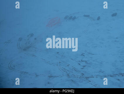 Russische Such- und Rettungsmannschaften Eintreffen an der Sojus MS-06 Raumschiff kurz nach landete es mit Expedition 54 Crew Mitglieder Joe Acaba und Mark Vande Hei der NASA und Kosmonauten Alexander Misurkin in der Nähe der Stadt Zhezkazgan, Kasachstan am Mittwoch, Februar 28, 2018 (27. Februar Eastern Time.) Acaba, Vande Hei, und Misurkin sind Rückkehr nach 168 Tagen im Weltraum, wo sie dienten als Mitglieder der Expedition 53 und 54 Crews der Internationalen Raumstation an Bord. Stockfoto