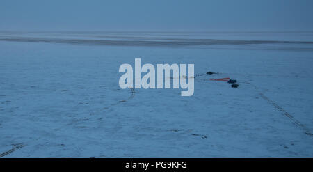 Russische Such- und Rettungsmannschaften Eintreffen an der Sojus MS-06 Raumschiff kurz nach landete es mit Expedition 54 Crew Mitglieder Joe Acaba und Mark Vande Hei der NASA und Kosmonauten Alexander Misurkin in der Nähe der Stadt Zhezkazgan, Kasachstan am Mittwoch, Februar 28, 2018 (27. Februar Eastern Time.) Acaba, Vande Hei, und Misurkin sind Rückkehr nach 168 Tagen im Weltraum, wo sie dienten als Mitglieder der Expedition 53 und 54 Crews der Internationalen Raumstation an Bord. Stockfoto