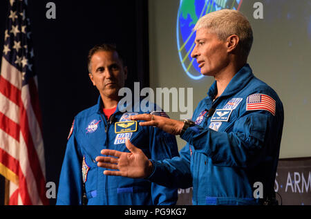 Die NASA-Astronauten Joe Acaba, Links, und Mark Vande Hei, rechts, Fragen aus dem Publikum beantworten nach dem Gespräch über Ihre Zeit an Bord der Internationalen Raumstation, Freitag, Juni 15, 2018 bei der NASA Hauptquartier in Washington. Acaba und Vande Hei beantwortet Fragen aus dem Publikum und sprach über ihre Erfahrungen an Bord der Internationalen Raumstation für 168 Tage als Teil der Expedition 53 und 54. Stockfoto