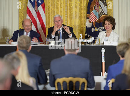 Vice President Mike Pence, Mitte, wird mit US-Handelsminister Wilbur Ross gesehen, links, und Generalsekretär des Transportes Elaine Chao, rechts, während einer Sitzung des National Space Rat im East Room des Weißen Hauses, Montag, Juni 18, 2018, in Washington. Unter dem Vorsitz des Vizepräsidenten, die Rolle des Rates ist der Präsident hinsichtlich der nationalen Politik und Strategie zu beraten, und die Nation die langfristigen Ziele für die Raumfahrt zu überprüfen. Stockfoto