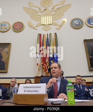 NASA-Administrator Jim Bridenstine bezeugt vor dem Haus Unterausschuss für strategische Kräfte während einer Anhörung auf Platz Situationsbewusstsein: Gesamte Regierung Perspektiven auf Rollen und Verantwortlichkeiten, Freitag, Juni 22, 2018 an der Rayburn House Bürogebäude in Washington. Stockfoto