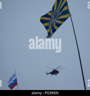 Russische Such- und Rettungsmannschaften Eintreffen an der Sojus MS-06 Raumschiff kurz nach landete es mit Expedition 54 Crew Mitglieder Joe Acaba und Mark Vande Hei der NASA und Kosmonauten Alexander Misurkin in der Nähe der Stadt Zhezkazgan, Kasachstan am Mittwoch, Februar 28, 2018 (27. Februar Eastern Time.) Acaba, Vande Hei, und Misurkin sind Rückkehr nach 168 Tagen im Weltraum, wo sie dienten als Mitglieder der Expedition 53 und 54 Crews der Internationalen Raumstation an Bord. Stockfoto