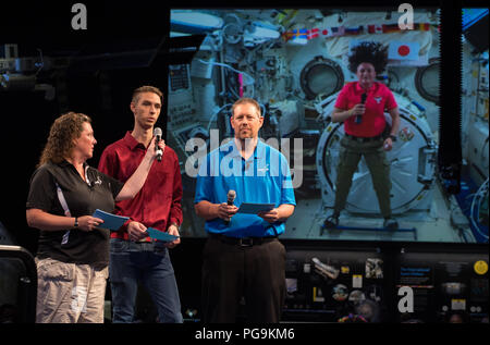 Die zukünftigen Ingenieure "Zwei für die Crew "winner Austin Suder fragt der NASA-Astronaut Serena Auñon - Bundeskanzler eine Frage während einer live Downlink mit der Internationalen Raumstation (ISS), Mittwoch, Juni 27, 2018 an der Smithsonian National Air und Space Museum in Washington. Serena ist Teil der Expedition 56/57 Crew, die an die ISS am 6. Juni 2018 gestartet. Stockfoto