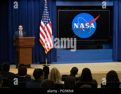 Stellvertretender Chief Technology Officer des United States Michael Kratsios führt die NASA Administrator Jim Bridenstine an der "von Angesicht zu Angesicht mit unserer Zukunft: Ein Tag mit Young Leaders" Veranstaltung, Mittwoch, 27. Juni 2018 an den Eisenhower Executive Office Building in Washington, DC. Stockfoto