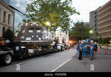 Die NASA-Raumsonde, die Orion flog Exploration Flight Test-1 am Dez. 5, 2014 ist zu sehen, wie es im Weißen Haus komplexe ankommt, Samstag, Juli 21, 2018 in Washington, DC. Lockheed Martin, Prime Auftragnehmer der NASA für Orion, begannen mit der Herstellung der Orion-Crew Modul 2011 und lieferte sie im Juli 2012 zum Kennedy Space Center der NASA in der endgültigen Montage, Integration und Prüfung abgeschlossen wurde. Mehr als 1.000 Unternehmen im ganzen Land hergestellt oder dazu beigetragen, die mit dem Raumschiff. Stockfoto