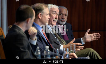 Ehemalige NASA-Administrator Sean O'Keefe, zweiter von rechts, beantwortet eine Frage während einer Podiumsdiskussion mit NASA-Administrator Jim Bridenstine und ehemalige NASA-Administrator Charles Bolden bei einer Veranstaltung der NASA feiert 60-jähriges Jubiläum am Zentrum für Strategische und Internationale Studien am Montag, 23. Juli in Washington 2018. Bridenstine, O'Keefe und Bolden beantwortete Fragen über die Vergangenheit und die Zukunft der Agentur. ( Stockfoto