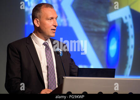 Thomas Zurbuchen, Associate Administrator für NASA's Science Mission Directorate, spricht während der 2018 Jährliche Earth Science Applications Showcase, Mittwoch, 1. August 2018 bei der NASA Hauptquartier in Washington. Jeden Sommer Studenten und Young Professionals aus dem Nationalen Programm der NASA Angewandte Wissenschaften' entwickeln und an die NASA Hauptquartier und ihre Forschungsprojekte vorstellen. Entwickeln ist ein Ausbildungs- und Entwicklungsprogramm, wo die Schüler auf der Erde Wissenschaft Forschung Projekte arbeiten, die durch Wissenschaft Berater von NASA und Partner Agenturen betreut, und verlängern Sie die Forschungsergebnisse zu den lokalen Gemeinschaften. Stockfoto