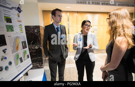 Studenten und Young Professionals ihre Projekte im Earth Science Applications Showcase Mittwoch, 1. August 2018 bei der NASA Hauptquartier in Washington diskutieren. Jeden Sommer, Teilnehmer des nationalen Programms der NASA Angewandte Wissenschaften' entwickeln und an die NASA Hauptquartier und ihre Forschungsprojekte vorstellen. Entwickeln ist ein Ausbildungs- und Entwicklungsprogramm, wo die Schüler auf der Erde Wissenschaft Forschung Projekte arbeiten, die durch Wissenschaft Berater von NASA und Partner Agenturen betreut, und verlängern Sie die Forschungsergebnisse zu den lokalen Gemeinschaften. Stockfoto