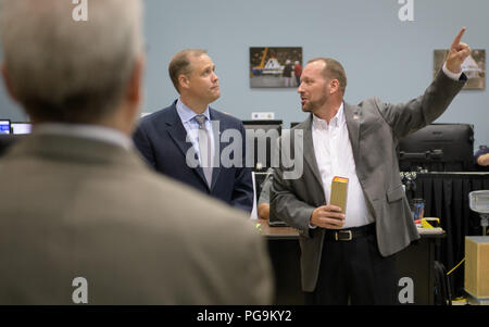 NASA-Administrator Jim Bridenstine, gelassen, hört wie Orion AA-2 Crew Module Manager Dr. Jon Olansen die Orion-Crew capsule, die für den Aufstieg Abbruch-2 verwendet werden (AA-2) Test, Donnerstag, August 2, 2018 im Johnson Space Center der NASA in Houston, Texas, erörtert. Stockfoto