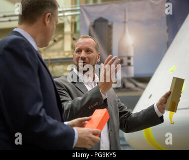 NASA-Administrator Jim Bridenstine, gelassen, hört wie Orion AA-2 Crew Module Manager Dr. Jon Olansen die Orion-Crew capsule, die für den Aufstieg Abbruch-2 verwendet werden (AA-2) Test, Donnerstag, August 2, 2018 im Johnson Space Center der NASA in Houston, Texas, erörtert. Stockfoto