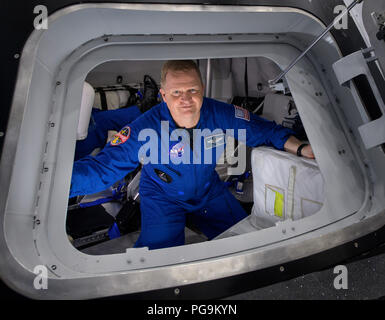 NASA-Astronaut Eric Boe posiert für ein Foto als verlässt er die Boeing Mockup Trainer im Johnson Space Center der NASA in Houston, Texas am Aug 2, 2018 vor der kommerziellen crew Flug Zuweisungen Ankündigung 3. Boe, zusammen mit dem NASA-Astronauten Nicole Aunapu Mann und Boeing Astronaut Chris Ferguson wurden zugewiesen, an Bord der Boeing CST-100 Starliner zu starten Auf die Crew Flight Test für Mitte 2019 in Partnerschaft mit der NASA Commercial Crew Programm geplant. Stockfoto