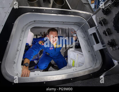 NASA-Astronaut Josh Cassada Stopps für Fotos zu posieren, als er beendet die Boeing Mockup Trainer im Johnson Space Center der NASA in Houston, Texas am Aug 2, 2018 vor der kommerziellen crew Flug Zuweisungen Ankündigung 3. Cassada, und der NASA-Astronaut Suni Williams wurden zugewiesen, an Bord der Boeing CST-100 Starliner am ersten operativen des Unternehmens Mission zur Internationalen Raumstation in Partnerschaft mit der NASA Commercial Crew Programm zu starten. Stockfoto