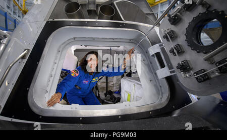 NASA-Astronaut Suni Williams hält für Fotos zu posieren, als sie beendet die Boeing Mockup Trainer im Johnson Space Center der NASA in Houston, Texas am Aug 2, 2018 vor der kommerziellen crew Flug Zuweisungen Ankündigung 3. Williams und der NASA-Astronaut Josh Cassada wurden zugewiesen, an Bord der Boeing CST-100 Starliner am ersten operativen des Unternehmens Mission zur Internationalen Raumstation in Partnerschaft mit der NASA Commercial Crew Programm zu starten. Stockfoto