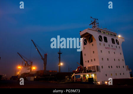 Die Chittagong Sea Port befindet sich auf dem rechten Ufer des Flusses Karnafuli, ca. 9 Seemeilen von der Küste des Golfs von Bengalen, es ist eine o Stockfoto