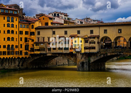 Historische Brücke Ponte Vecchio über den Arno in Florenz, Italien Stockfoto