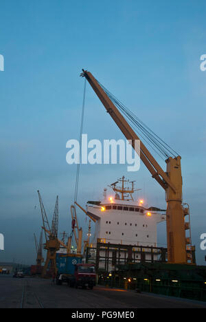 Ein Frachter angedockt an Chittagong Seehafen befindet sich am rechten Ufer des Flusses Karnafuli, etwa 9 Seemeilen von der Küste der Bucht o Stockfoto