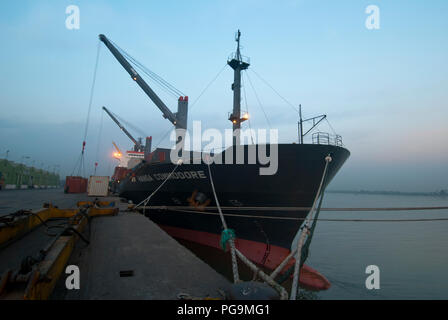 Ein Frachter angedockt an Chittagong Seehafen befindet sich am rechten Ufer des Flusses Karnafuli, etwa 9 Seemeilen von der Küste der Bucht o Stockfoto
