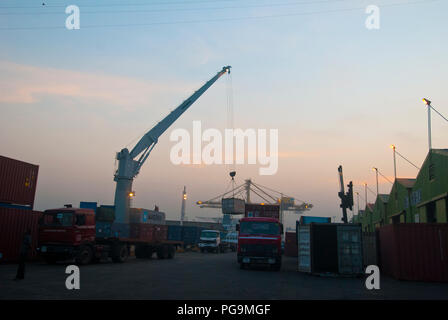 Ein Frachter angedockt an Chittagong Seehafen befindet sich am rechten Ufer des Flusses Karnafuli, etwa 9 Seemeilen von der Küste der Bucht o Stockfoto