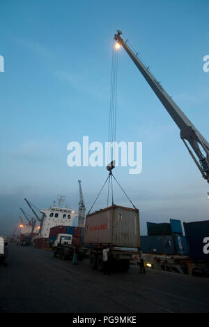 Ein Frachter angedockt an Chittagong Seehafen befindet sich am rechten Ufer des Flusses Karnafuli, etwa 9 Seemeilen von der Küste der Bucht o Stockfoto