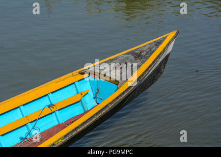 Ein holzboot auf dem Inle See, Shan Staat, Myanmar. Stockfoto