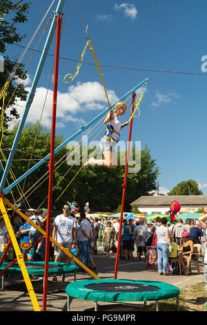 Mstyora, Russia-August 11,2018: Mädchen springt auf einem Trampolin am 11. August bei der Solar Tag der Stadt Mstyora, Russland Stockfoto