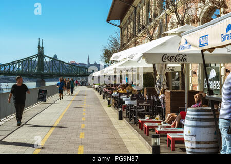 Budapest, Ungarn, 30. Juni: Budapest Einwohner und Gäste in einem Café auf der Donau in Budapest am Wasser entspannen, 30. Juni 2018. Stockfoto