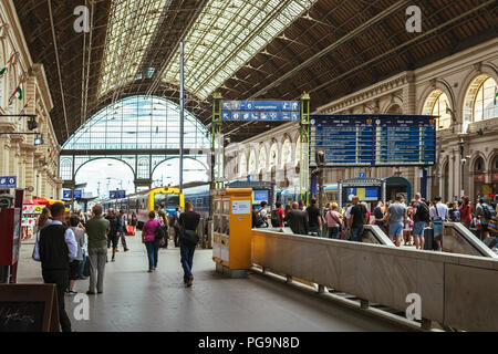 Budapest, Ungarn, 02. Juli: Budapest Einwohner und Besucher auf der Plattform des Keleti Bahnhof Juli 02, 2018. Stockfoto