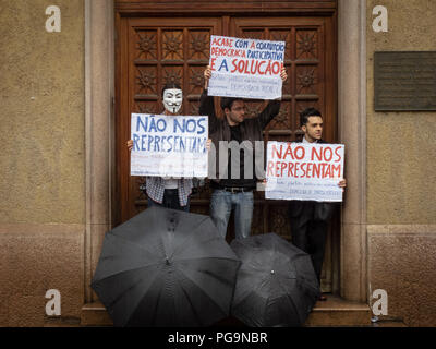 15. Oktober 2011 weltweiten Proteste. Besetzen Brasilien Demonstranten und Mann, der Guy Fawkes Maske halten Schilder während Rallyesport, Largo São Bento, Sao Paulo Stockfoto