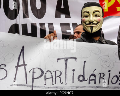 15. Oktober 2011 weltweiten Proteste. Besetzen Brasilien Demonstrator tragen Guy Fawkes Maske enthält Zeichen, während Rallyesport, Praca do Patriarca, Sao Paulo, Brasilien Stockfoto