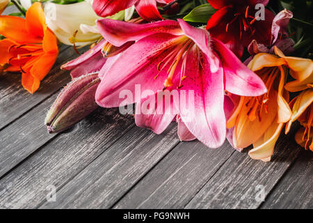 Lilien Blumen auf dunklem Hintergrund mit Kopie Raum Stockfoto