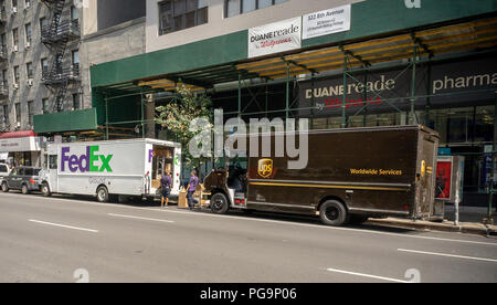 Ein UPS-Lkw und ein FedEx Lkw die Lieferungen im New Yorker Stadtteil Chelsea am Mittwoch, 22. August 2018. (© Richard B. Levine) Stockfoto