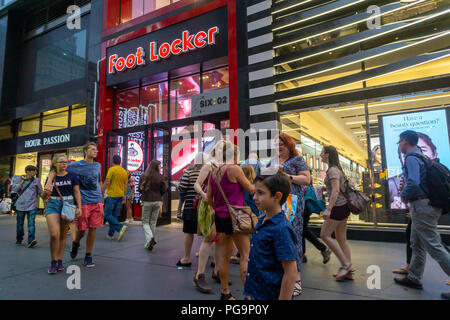 A Foot Locker Stores in Herald Square in New York am Dienstag, 21. August 2018. Foot Locker wird festgelegt mit dem erzielten Ergebnis im zweiten Quartal am 24. August vor der öffnung Glocke zu berichten. (Â© Richard B. Levine) Stockfoto