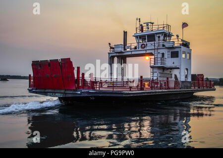 Sault Ste Marie, Michigan, USA - 18. August 2018: Der Zucker Islander auto Fähre der St. Mary's River bei Sonnenaufgang. Stockfoto