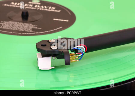 Hifi Plattenspieler mit Tonarm, Kassette und Stylus spielen auf Farbe Vinyl record Stockfoto