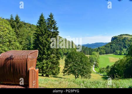 Typische Nord- oder Ostsee-Strandkörbe im Wald. Stockfoto